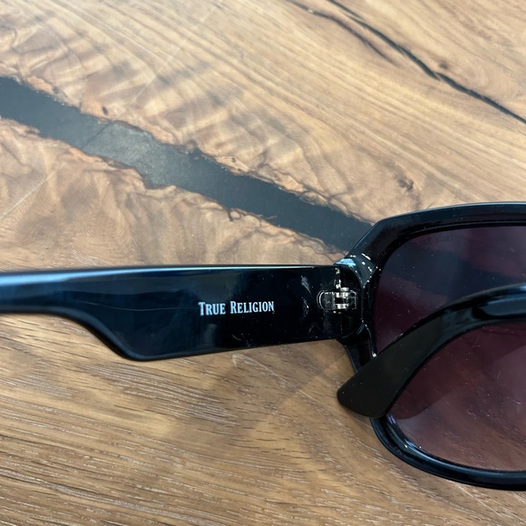 True Religion big lens sunglasses - Picture 4 of 5